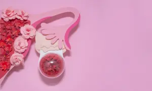 Różowa grafika przedstawia narządy rodne z papierowymi kwiatami. W okrągłym pojemniku, symbolizującym torbiel, znajdują się czerwone kwiaty.