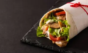Kebab w tortilli: Ile kalorii i jak jeść bez wyrzutów sumienia?