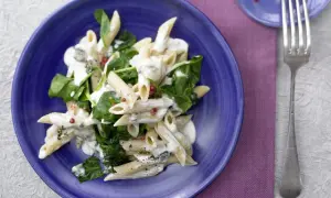 Penne mit cremiger Gorgonzolasauce und Spinat, ein köstliches Gericht, das Lust auf mehr Gorgonzola Rezepte macht.
