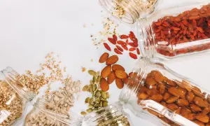 Amandes, graines de citrouille, baies de goji, sarrasin, graines de tournesol : des aliments riches en fibres pour le transit.