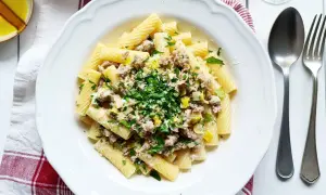 Pasta mit Hackfleischsauce, ein leckeres bolognese bianco rezept. Frisch gehackte Petersilie und Parmesan garnieren das Gericht.