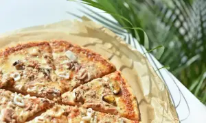 Pizza z owocami morza, czy jest lekkostrawna? Złocisty ser i aromatyczne dodatki kuszą.