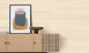Moderne wandverkleidung innen ideen: Helle Holzpaneele hinter einem Sideboard mit Kunstwerk und Vase.