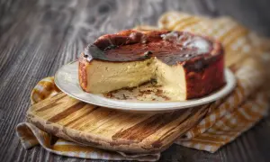 Una golosa cheesecake basca, con la sua crosta caramellata e l'interno cremoso, pronta per essere gustata.