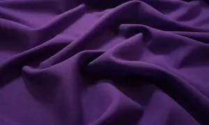 Gładki, fioletowy materiał na sukienkę, pięknie pofałdowany, tworzy eleganckie drapowania.