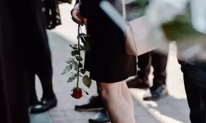 Jakie kwiaty na pogrzeb kolegi? Wybierz najlepsze kompozycje na pożegnanie