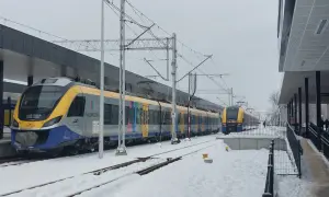 Pociągi PKP na trasie Kraków-Oświęcim przez Skawinę stoją na zaśnieżonej stacji.