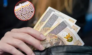 Dłoń trzyma banknoty 200 zł, obok kółko z papierosami. Akcyza na e papierosy wpływa na ceny.