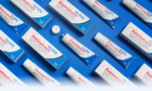 Wiele tubek kremu Retinobaza z witaminą A (retinyl palmitate) na niebieskim tle. Krem wygładza i redukuje niedoskonałości.