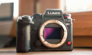 Profesjonalny aparat Lumix S1II. Zadbaj o jego bezpieczeństwo, rozważ ubezpieczenie aparatu fotograficznego.