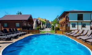 Domki, pokoje, apartamenty nad Laguna Dąbki. Noclegi z basenem i leżakami.