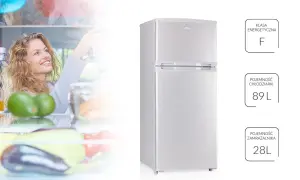 Uśmiechnięta kobieta sięga po jedzenie do lodówki MPM. Klasa energetyczna F, pojemność chłodziarki 89L, zamrażarki 28L.