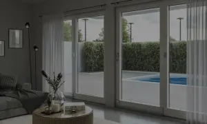 Soggiorno moderno con grandi vetrate che si affacciano su una piscina. Ideale per chi cerca un buon isolamento acustico finestre fai da te.