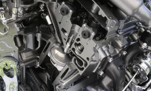 Corte de un motor atmosférico mostrando pistón, bujía y válvulas. El aire entra naturalmente, sin turbo.