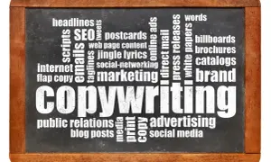 Tablica z napisem "COPYWRITING" i hasłami związanymi z tworzeniem gotowych tekstów reklamowych: SEO, marketing, social media.