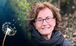 Ingrid Lomfors ler med glasögon och en scarf. En maskros sprider sina frön i bakgrunden.