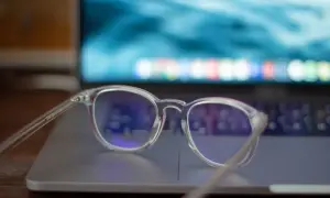 Okulary z filtrem niebieskim: czy warto? Fakty, mity i opinie