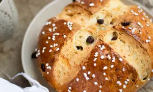 Goldbraunes Osterbrot mit Rosinen und Hagelzucker, perfekt für ein Osterbrot Rezept.