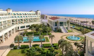 Impresionante resort de lujo con piscina, jardines y playa. El spa primus ofrece vistas al mar Mediterráneo.