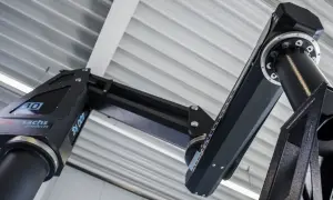 Czarne, przemysłowe ramiona manipulatorów Sachs Products, jeden z rodzajów manipulatorów, z oznaczeniem 400 kg.