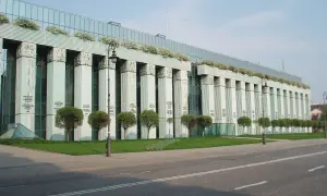 Nowoczesny budynek sądu z kolumnami i zielenią.