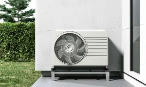 Unidad exterior de aerotermia sin placas solares, instalada en un jardín con césped y arbustos.