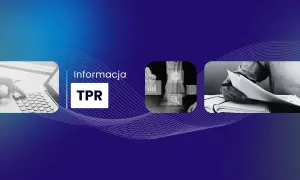 Informacja TPR: ręce piszące na laptopie, ikony analizy danych i notatki w dzienniku.