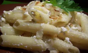 Penne z twarogiem, podsmażoną cebulką i natką pietruszki. Pyszne danie, które rozgrzewa serce.