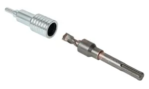 Metalowy adapter do wiertarki i wiertło udarowe.