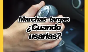 Mano cambiando marchas largas en un coche. ¿Cuándo usarlas?