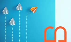 Un aereo di carta arancione devia dal percorso di altri tre bianchi, simboleggiando una decisione coraggiosa, forse un **exit interview** che apre nuove strade.