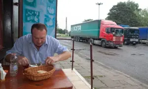 Gdzie zjeść na trasie S7? Najlepsze miejsca, które musisz znać