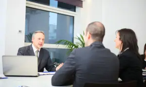 Rozmowa o tym, ile kosztuje notariusz, podczas spotkania biznesowego.
