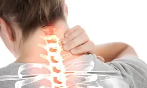 Douleur au cou due à une inversion de la courbure cervicale. Une main masse la nuque douloureuse, où la colonne vertébrale est mise en évidence.