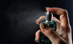 Perfumy na skórę czy ubranie – co wybrać dla dłuższego zapachu?