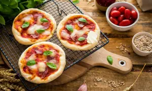 Jak zrobic mini pizze - prosty przepis na pyszne przekąski na imprezę
