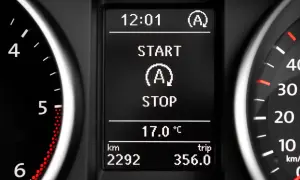 Bilens instrumentpanel visar klockan 12:01, start/stopp-systemet är aktivt, temperaturen är 17 grader Celsius, och körsträckan är 2292 km med en trippsträcka på 356 km.