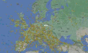 Mapa Europy z zaznaczonymi samolotami. Chcesz wiedzieć, jak sprawdzić, gdzie jest samolot? Ta mapa pokazuje ruch lotniczy w czasie rzeczywistym.