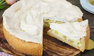 Saftiger Rhabarberkuchen mit Baiserhaube, ein köstliches Rhabarbertorte Rezept für den Sommer.