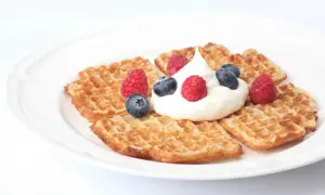 Små, gyllene våfflor med fluffig grädde och färska bär. Ett perfekt resultat av ett enkelt våffelsmet recept.