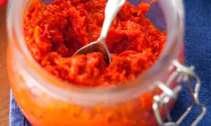 Ein Glas mit selbstgemachtem Ajvar, bereit zum Genießen. Dieses Ajvar Rezept ist ein Muss für jeden Liebhaber von herzhaften Aufstrichen.