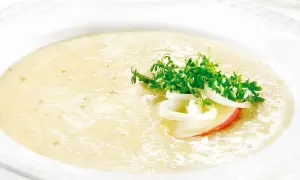 Cremige Suppe mit frischem Kresse-Garnitur, Apfelscheibe und Zwiebelringen. Ein Hauch von Baiersdorf Meerrettich verleiht ihr Würze.