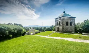 Kamienna wieża i zabytkowa brama na Łysej Górze, gdzie znajduje się klasztor.