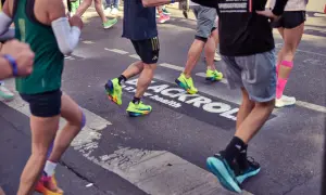 Läufer in bunten Schuhen beim Marathon. Die Sportart Laufen ist hier in vollem Gange.