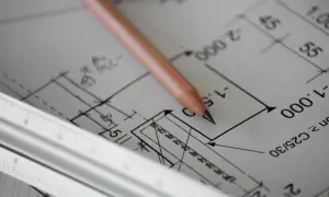 Matita su progetto di slp edilizia, con righello. Dettagli tecnici e misure per la costruzione.