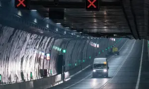 Ein Van fährt durch den beleuchteten **Tunnel Usedom**, während rote X-Zeichen über der Fahrbahn auf eine Sperrung hinweisen.
