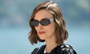 Kobieta w okularach przeciwsłonecznych i stylowej fryzurze french bob, z burzą fal na głowie, wygląda elegancko.
