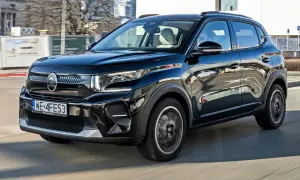 Czarny Citroen C3 na drodze. Wiele osób szuka **citroen c3 opinie** przed zakupem.