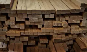 Pilotes de madera de iroko, listos para ser transformados en muebles o construcciones.
