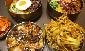 Pyszne dania kuchni koreańskiej w nooks Poznań: bibimbap, bulgogi i chrupiące warzywa w tempurze.